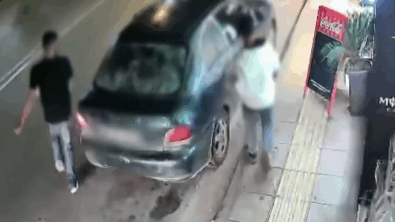 Άρπαξαν μπίρες από μίνι μάρκετ στη Λαμία αλλά τις επέστρεψαν - Δείτε βίντεο