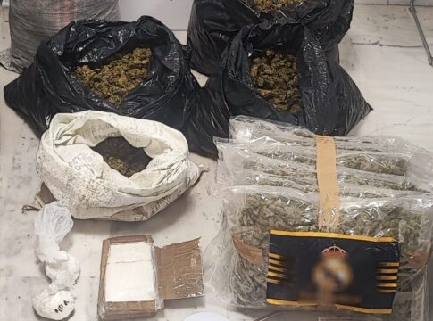 Aστυνομικοί «ξετρύπωσαν» 24 κιλά κάνναβης και μεγάλη ποσότητα κοκαΐνης!