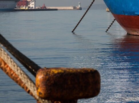 Ατύχημα στο λιμάνι του Ηρακλείου: Επιγραφή έπεσε στο κεφάλι 48χρονης