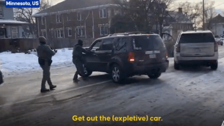 Bίντεο με αστυνομικό της ICE να πυροβολεί και να σκοτώνει γυναίκα στη Μινεάπολη