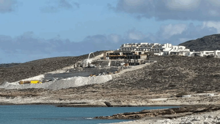 «Μπλόκο» του ΣτΕ στο ξενοδοχείο White Coast στην παραλία Μύτακας της Μήλου