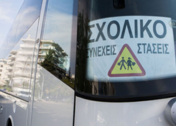 Χαλκιδική: Μετωπική σύγκρουση βαν με λεωφορείο που μετέφερε μαθητές