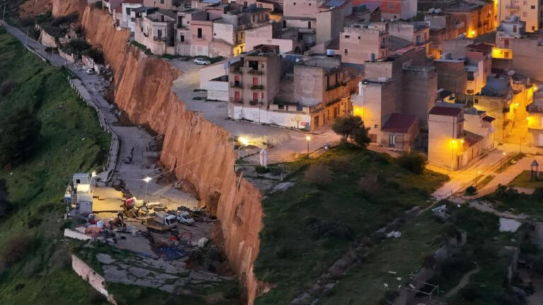 Χαμός στη Σικελία: Πάνω από 1.000 κάτοικοι εγκατέλειψαν τα σπίτια τους εξαιτίας κατολίσθησης (βίντεο)