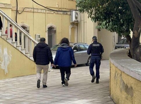 Χανιά: Κρατούμενος ο μεθυσμένος οδηγός που τράκαρε αυτοκίνητα με γονείς και παιδιά έξω από σχολείο