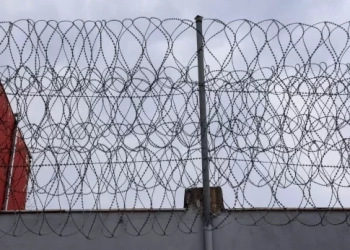 Χανιά: Πέταξε σακούλα με ναρκωτικά και κινητό στην αυλή των φυλακών