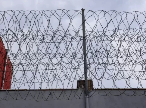 Χανιά: Πέταξε σακούλα με ναρκωτικά και κινητό στην αυλή των φυλακών