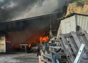 Χανιά: Συναγερμός της Πυροσβεστικής για πυρκαγιά σε αποθήκη στον Πλατανιά