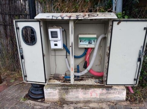 Χανιά: Τρεις ανήλικοι έσπασαν KAΦΑΟ και «βύθισαν» στο σκοτάδι την Αγία Μαρίνα