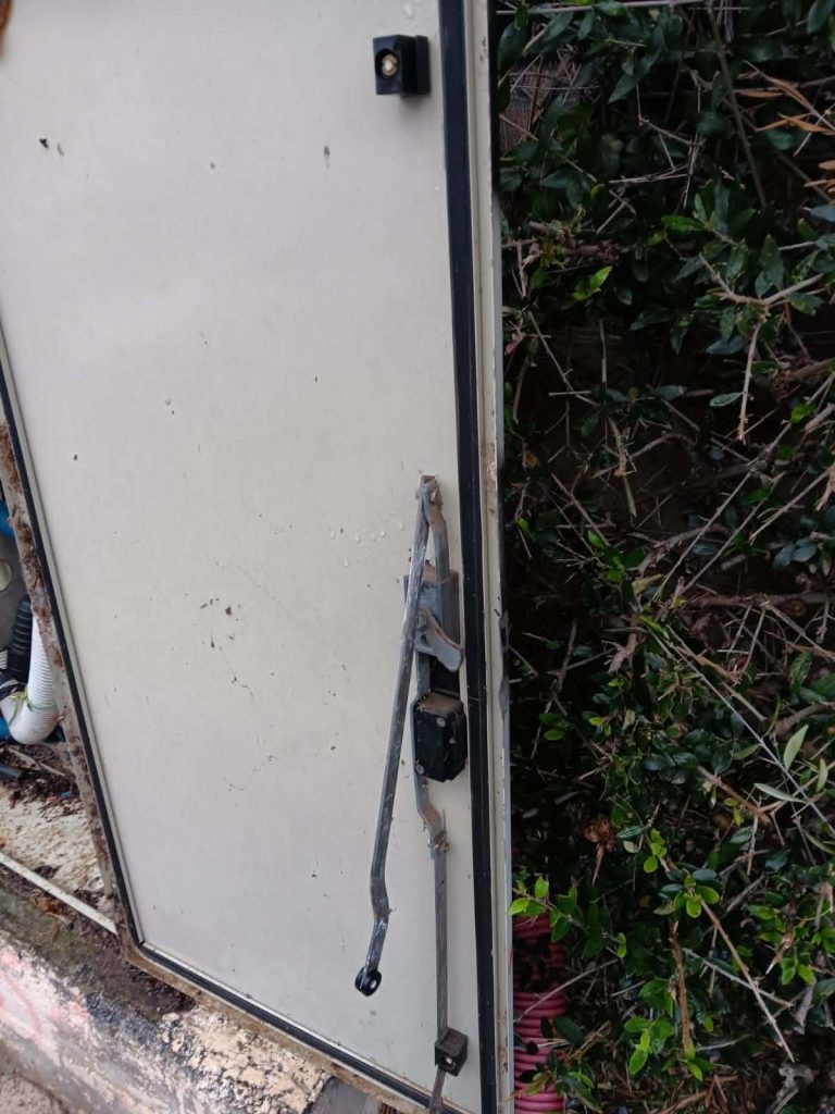 Χανιά: Τρεις ανήλικοι έσπασαν KAΦΑΟ και άφησαν την Αγία Μαρίνα χωρίς φωτισμό