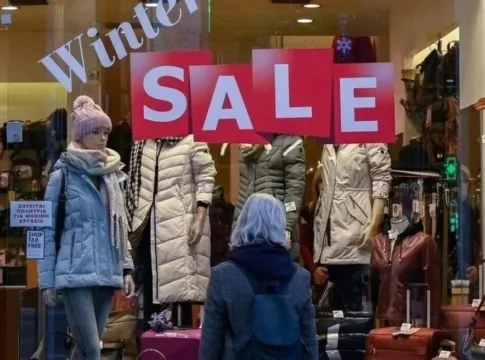 Χειμερινές εκπτώσεις: Ανοιχτά σήμερα τα καταστήματα – Το ωράριο, τι ισχύει με τα σούπερ μάρκετ