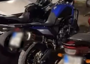 Χειροπέδες σε 3 νεαρούς που έτρεχαν με μοτοσυκλέτες και έκαναν σούζες στη λεωφόρο Αθηνών - Ο ένας δεν είχε δίπλωμα (Βίντεο)