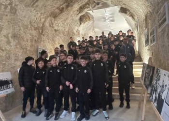 Δεκάδες αθλητές της ακαδημίας ποδοσφαίρου του Ερασιτέχνη ΟΦΗ σε ένα μάθημα ιστορίας στην πύλη Αγίου Γεωργίου