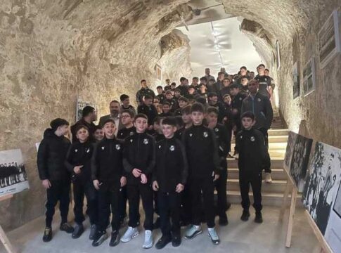 Δεκάδες αθλητές της ακαδημίας ποδοσφαίρου του Ερασιτέχνη ΟΦΗ σε ένα μάθημα ιστορίας στην πύλη Αγίου Γεωργίου