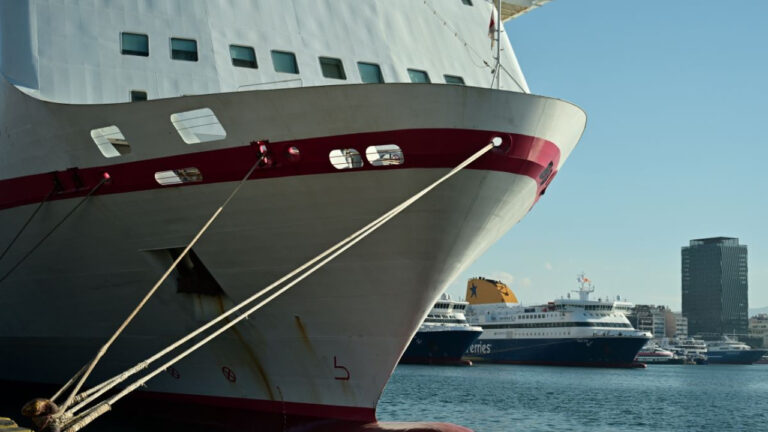 Δεμένα τα πλοία στα λιμάνια Ραφήνας και Λαυρίου