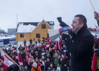 «Δεν είμαστε κονσέρβες για να μας αγοράσει ο Τραμπ»: Χιλιάδες διαδηλωτές στους δρόμους της Γροιλανδίας