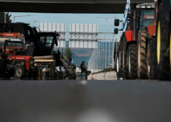 Δεν υποχωρούν οι αγρότες στο μπλόκο της Νίκαιας - Κλείνει στις 12 το μεσημέρι η αερογέφυρα, στο ρεύμα προς Θεσσαλονίκη