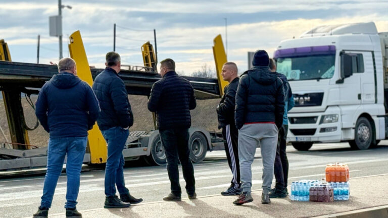 Δυτικά Βαλκάνια: Συνεχίζεται ο αποκλεισμός συνόρων από οδηγούς φορτηγών