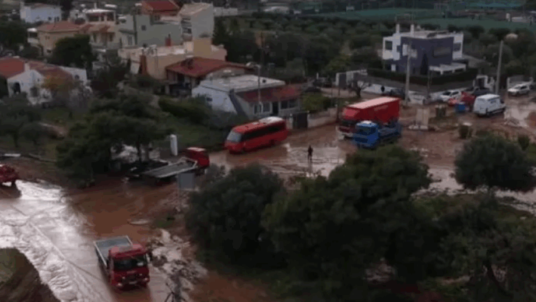 Εικόνες από drone δείχνουν την καταστροφή στη Βάρη: Κομμένοι δρόμοι, σπίτια και οχήματα μέσα στη λάσπη