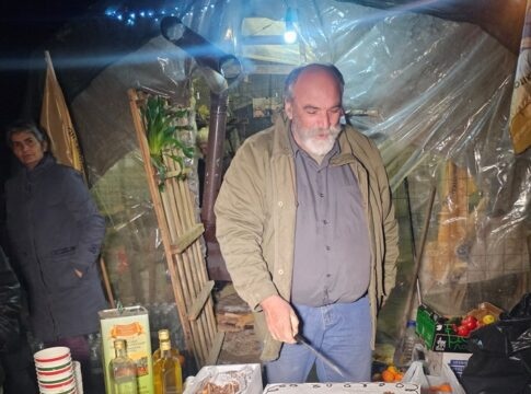 Έκοψαν βασιλόπιτα στα μπλόκα οι αγρότες στα Χανιά