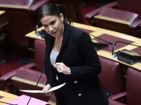 Ελένη Βατσινά: «Χωρίς ουσιαστική στήριξη οι εποχικοί εργαζόμενοι στον τουρισμό» – Παρέμβαση για το επίδομα ανεργίας