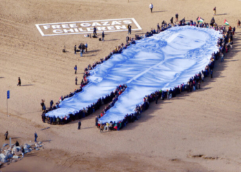 Ένα τεράστιο πορτρέτο της 5χρονης που σκοτώθηκε στη Γάζα ξεδιπλώθηκε σε παραλία της Βαρκελώνης (βίντεο)