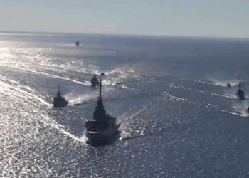 Εντυπωσιακά νέα πλάνα από την άφιξη της φρεγάτας «Κίμων» στον Σαρωνικό- Δείτε βίντεο