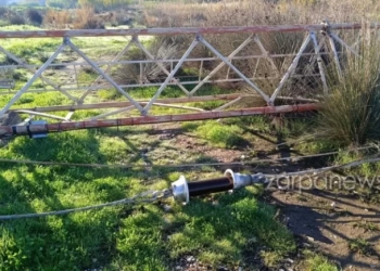 Έπεσε η κεραία της ΕΡΤ στη Σούδα - Υποψίες για δολιοφθορά, κομμένα τα συρματόσχοινα που συγκρατούσαν τον ιστό