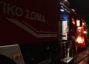 Επιχείρηση απεγκλωβισμού τεσσάρων ανθρώπων από πυρκαγιά σε κτίριο στο κέντρο της Αθήνας