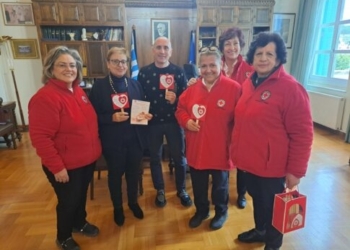 Επίσκεψη μελών του Ελληνικού Ερυθρού Σταυρού στην Αντιπεριφερειάρχη Ρεθύμνης Μαρία Λιονή με αφορμή την Παγκόσμια Ημέρα Αγκαλιάς