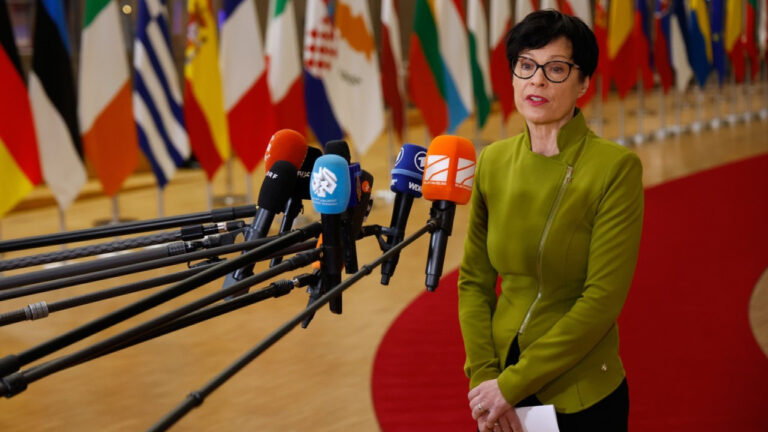 Επίτροπος Διεύρυνσης ΕΕ: «Κρατική τρομοκρατία» τα συνεχιζόμενα ρωσικά πλήγματα στην Ουκρανία