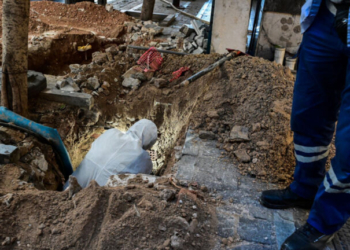Εργατικό ατύχημα με 4 τραυματίες στη Θεσσαλονίκη - Εσπασε αγωγός ύδρευσης