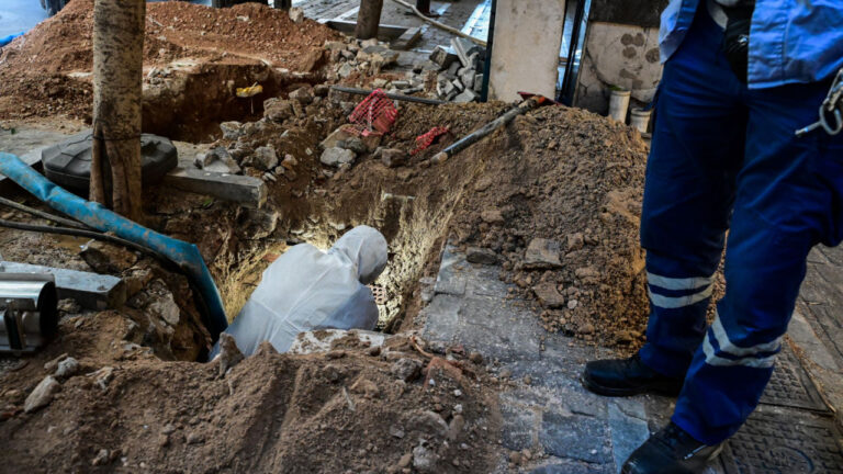 Εργατικό ατύχημα με 4 τραυματίες στη Θεσσαλονίκη - Εσπασε αγωγός ύδρευσης