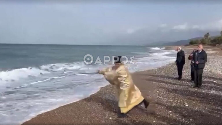 Ευρηματικός ιερέας στη Μεσσηνία: Έριξε τον Σταυρό στη θάλασσα με καλάμι ψαρέματος - Βίντεο