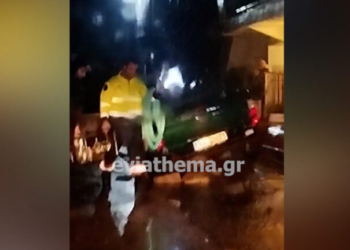 Εύβοια: Η άσφαλτος «κατάπιε» δύο αυτοκίνητα - Δείτε βίντεο