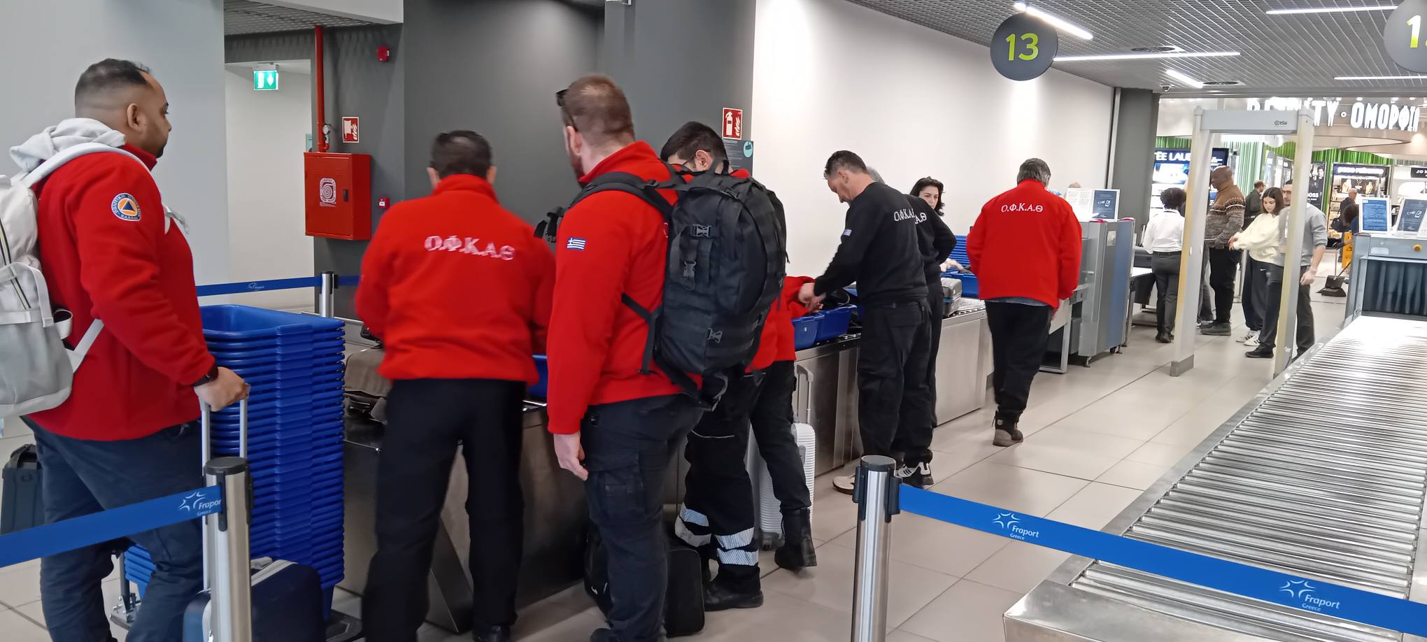 Μπορεί να είναι εικόνα πλήθος και κείμενο