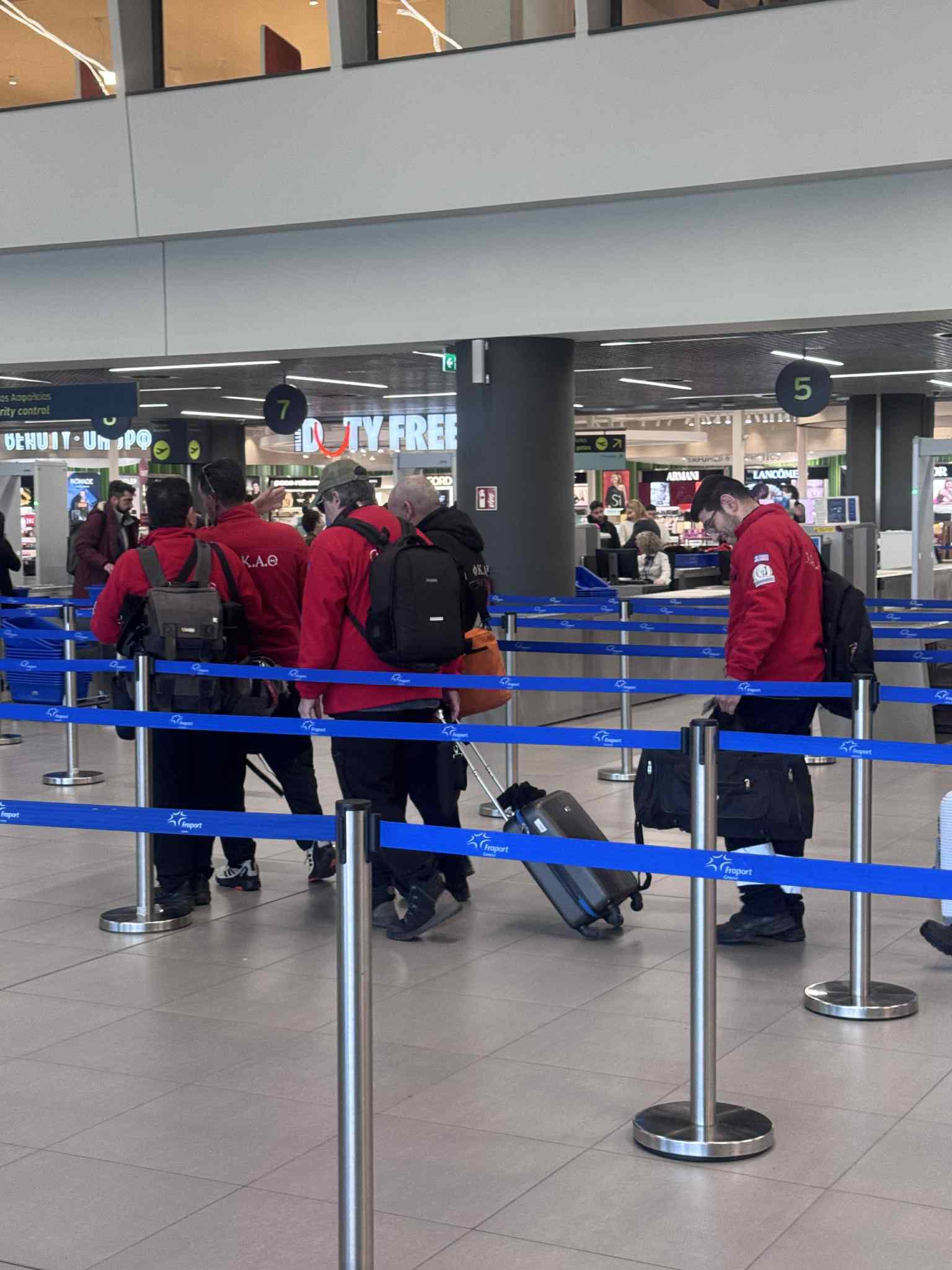 Μπορεί να είναι εικόνα βαλίτσα