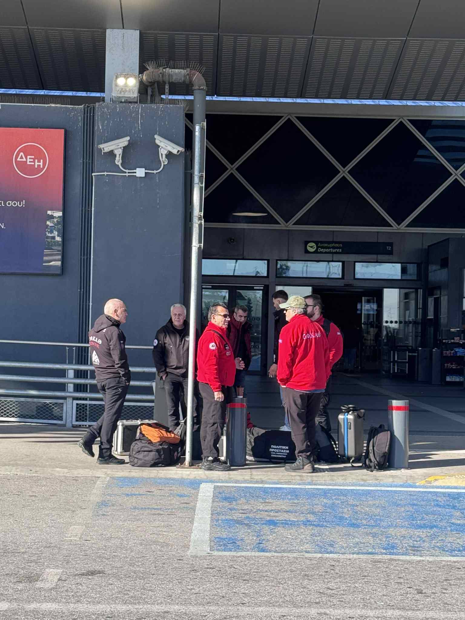 Μπορεί να είναι εικόνα ένα ή περισσότερα άτομα και βαλίτσα