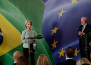 Φον ντερ Λάιεν προς Τραμπ: Οι δασμοί εγκυμονούν τον κίνδυνο μιας επικίνδυνης καθοδικής δίνης