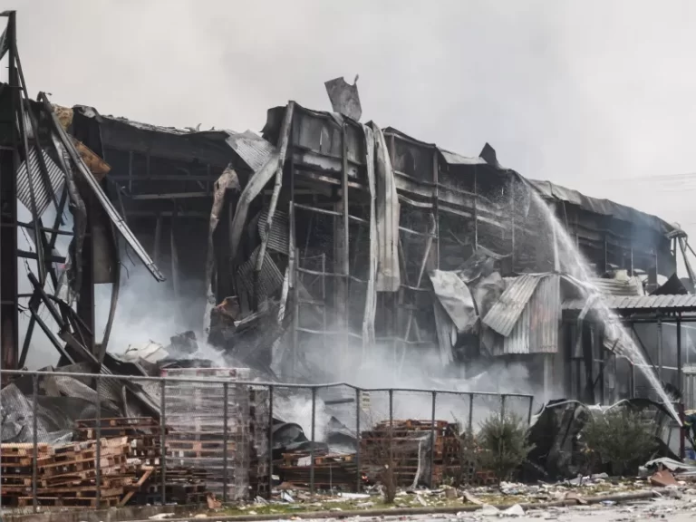 Εργοστάσιο σε φωτιά