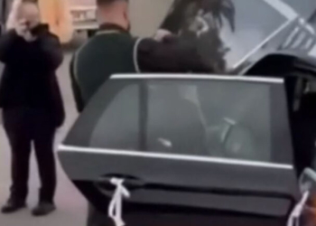 Γαμπρός πήγε με νεκροφόρα στον γάμο του, για να κάνει «τη διαφορά» - Βίντεο 
