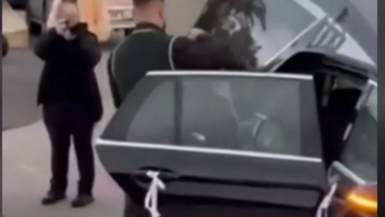 Γαμπρός πήγε με νεκροφόρα στον γάμο του, για να κάνει «τη διαφορά» - Βίντεο 