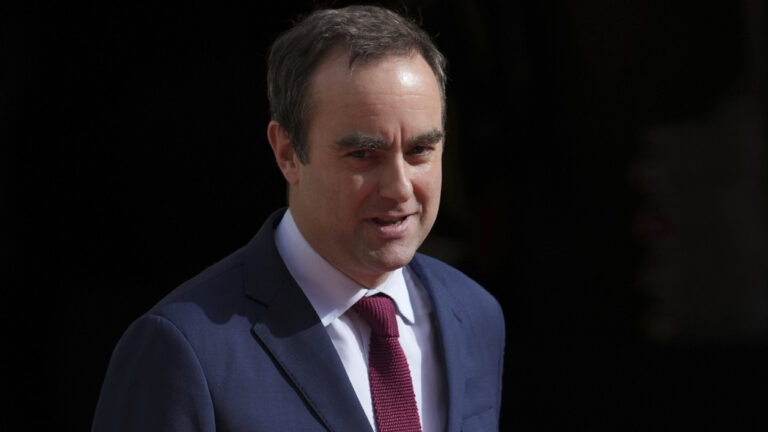 Γαλλία: Ο Λεκορνί ενεργοποιεί άρθρο του Συντάγματος για να περάσει τον προϋπολογισμό χωρίς πλειοψηφία