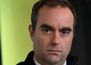 Γαλλία: Ο πρωθυπουργός περνάει το σύνολο του προϋπολογισμού χωρίς ψηφοφορία