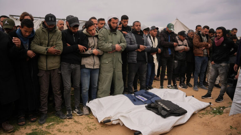 Γάζα: Aποχαιρετισμός σε 3 Παλαιστίνιους δημοσιογράφους που σκοτώθηκαν σε ισραηλινό βομβαρδισμό