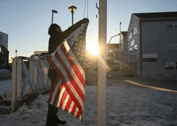 Γερμανός κωμικός ύψωσε την αμερικανική σημαία σε πολιτιστικό κέντρο της Γροιλανδίας - Οργισμένες αντιδράσεις