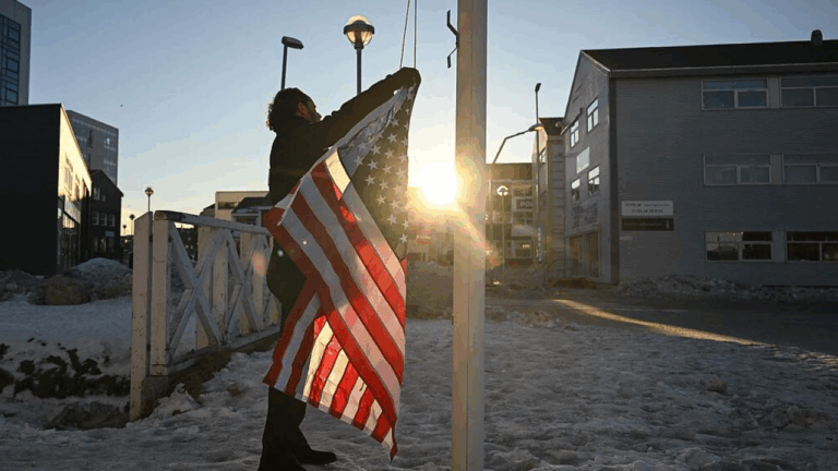 Γερμανός κωμικός ύψωσε την αμερικανική σημαία σε πολιτιστικό κέντρο της Γροιλανδίας - Οργισμένες αντιδράσεις