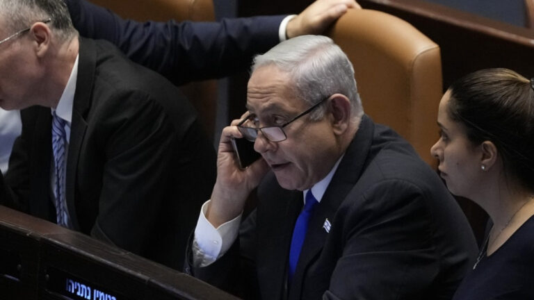 Γιατί είναι καλυμμένη η κάμερα του κινητού του Νετανιάχου; Η φωτό που «άναψε φωτιές» στα δίκτυα