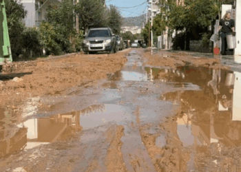 Γλυφάδα: Συνεχίζονται οι καθαρισμοί 2 ημέρες μετά τον κατακλυσμό -«Βομβαρδισμένο» το τοπίο (Βίντεο)
