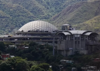 Η Ροντρίγκεζ μετατρέπει κέντρο κράτησης σε αθλητικό κέντρο και προτείνει την αμνηστία των κρατουμένων στη Βενεζουέλα