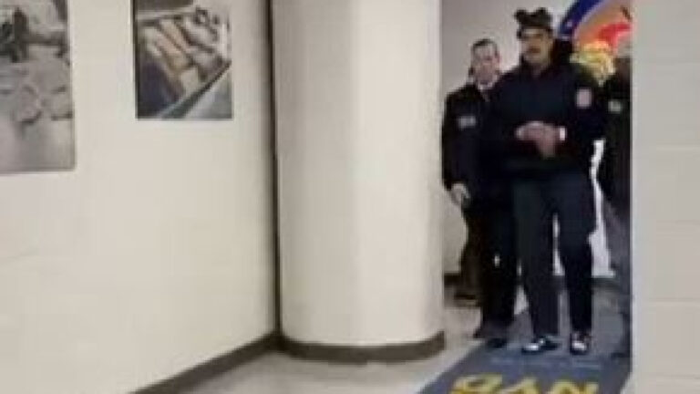 Η στιγμή που φτάνει ο Μαδούρο φτάνει με χειροπέδες και συνοδεία πρακτόρων στα γραφεία της DEA